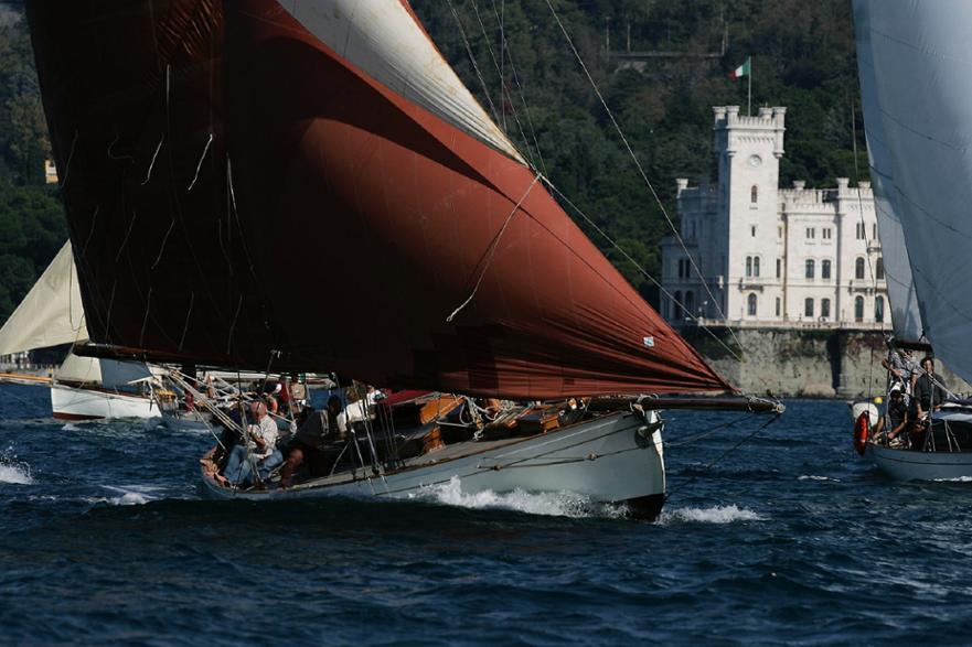 Crossfields yacht 'Moya', built 1910, racing in the Adriatic, 2005 ©Piero Tassinari 