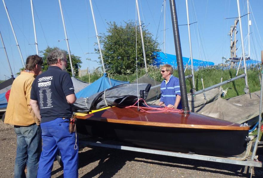 Mark Butler discussing his lug rig 505 at Tollesbury ©Alison Cable 