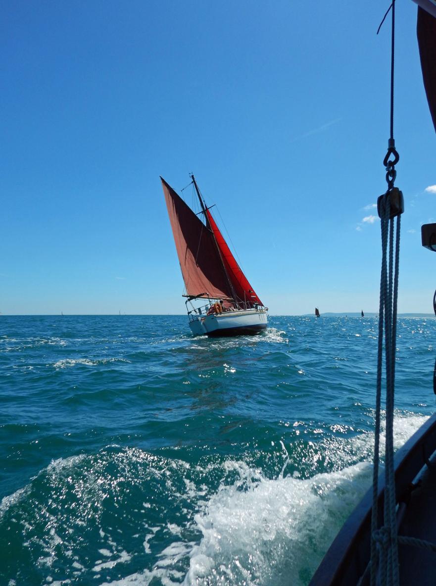 Dido of London flying past ©Elspeth Macfarlane 
