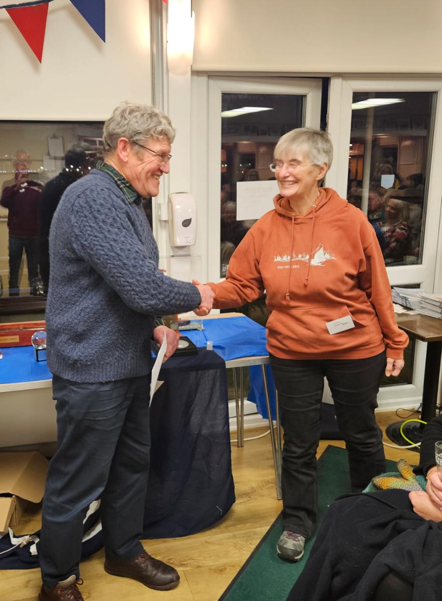 Alison Cable receiving the David Cade Memorial Trophy ©OGA